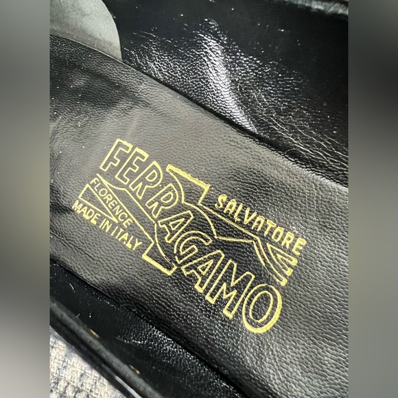 Salvatore Ferragamo Grey Tweed w/ metal Flower Toe Buckle - Picture 3 of 12